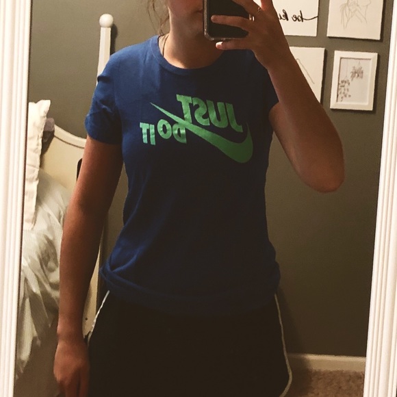 SOLD Nike tee - Picture 3 of 3